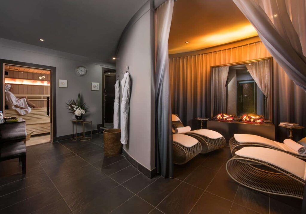les cabines de soins douillettes du spa du Fouquet's à Paris