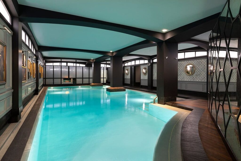 la grande piscine dus spa du Fouquet's Paris