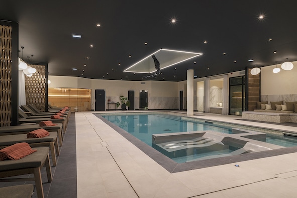 Piscine de l'hôtel Spa l'EssenCiel