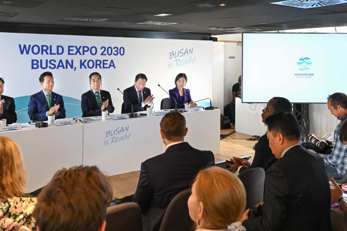 Les représentants de la candidature de Busan à l’Exposition universelle 2030, rassemblés aujourd’hui à Paris, ont pris ensemble la parole pour apporter de nouveaux éclairages sur le projet. ©CedricHelsy De gauche à droite : Park Heong-joon, Maire de Busan ; Jang Sung-min, Envoyé Spécial du Président de la République de Corée; Han Duck-soo, Premier Ministre de la République de Corée et Co-président du comité de candidature ; Chey Tae-won, Président du groupe SK, de la Chambre coréenne du commerce et de l’industrie et Co-président du comité de candidature ; Oh Young-ju, Vice-ministre des affaires étrangères.