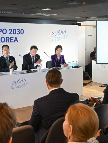Les représentants de la candidature de Busan à l’Exposition universelle 2030, rassemblés aujourd’hui à Paris, ont pris ensemble la parole pour apporter de nouveaux éclairages sur le projet. ©CedricHelsy De gauche à droite : Park Heong-joon, Maire de Busan ; Jang Sung-min, Envoyé Spécial du Président de la République de Corée; Han Duck-soo, Premier Ministre de la République de Corée et Co-président du comité de candidature ; Chey Tae-won, Président du groupe SK, de la Chambre coréenne du commerce et de l’industrie et Co-président du comité de candidature ; Oh Young-ju, Vice-ministre des affaires étrangères.