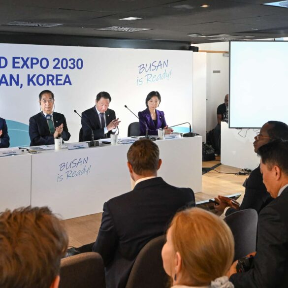 Les représentants de la candidature de Busan à l’Exposition universelle 2030, rassemblés aujourd’hui à Paris, ont pris ensemble la parole pour apporter de nouveaux éclairages sur le projet. ©CedricHelsy De gauche à droite : Park Heong-joon, Maire de Busan ; Jang Sung-min, Envoyé Spécial du Président de la République de Corée; Han Duck-soo, Premier Ministre de la République de Corée et Co-président du comité de candidature ; Chey Tae-won, Président du groupe SK, de la Chambre coréenne du commerce et de l’industrie et Co-président du comité de candidature ; Oh Young-ju, Vice-ministre des affaires étrangères.