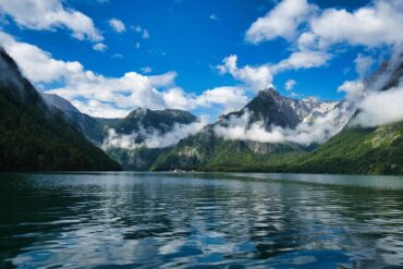 Lac dans les montagnes