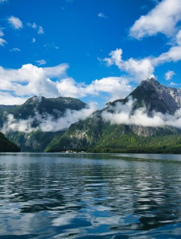 Lac dans les montagnes