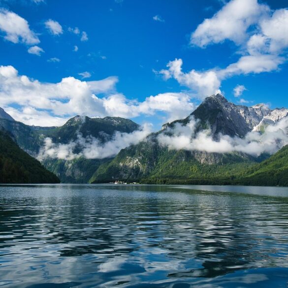Lac dans les montagnes