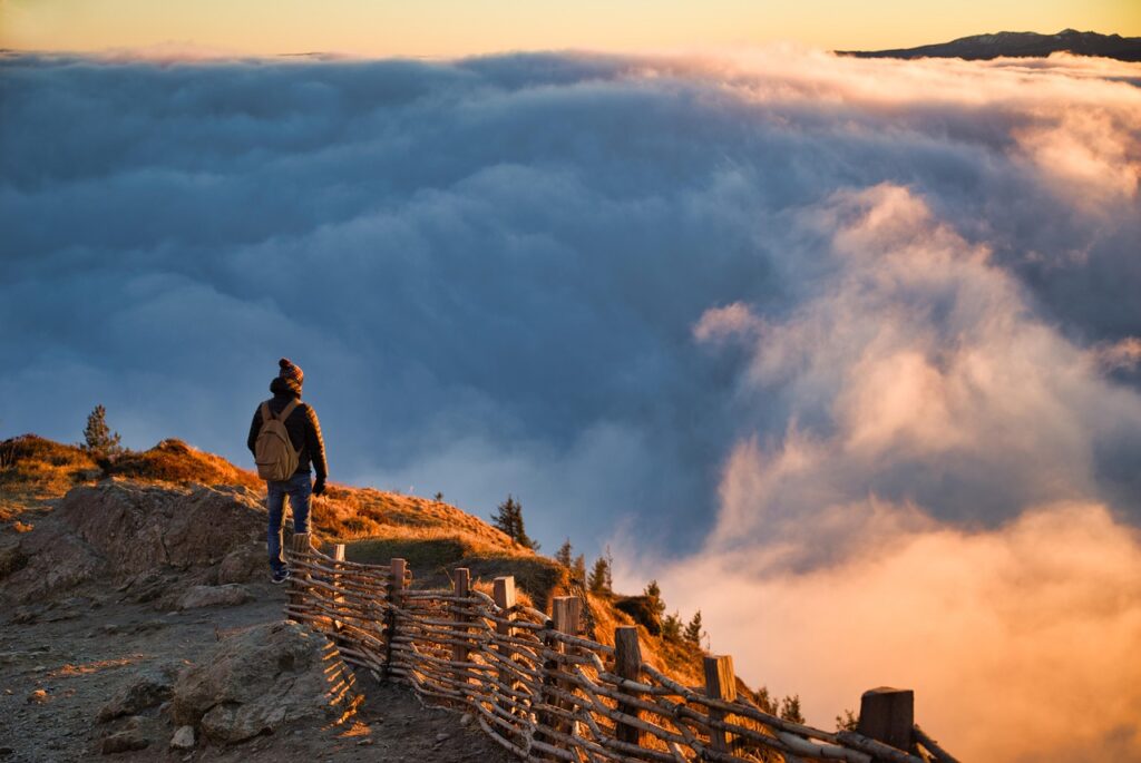 volcans d’Auvergne au lever du jour