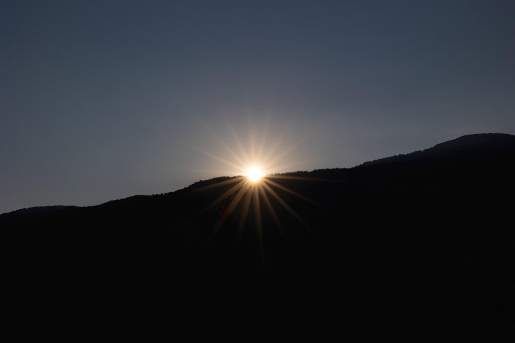 volcans d’Auvergne au lever du jour