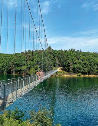 La passerelle himalayenne au dessus du lac de Saint-Etienne-Cantalès