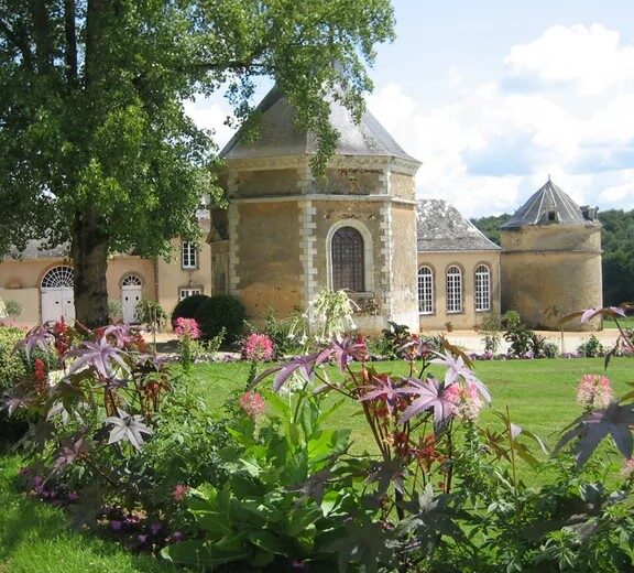 Accessible, sincère et accueillant, le Pays du Mans s’adresse aux voyageurs en quête de sens, d’authenticité et de rencontres. Une destination idéale pour celles et ceux qui aiment comprendre un territoire autant que le parcourir, loin des clichés et des sentiers trop balisés.