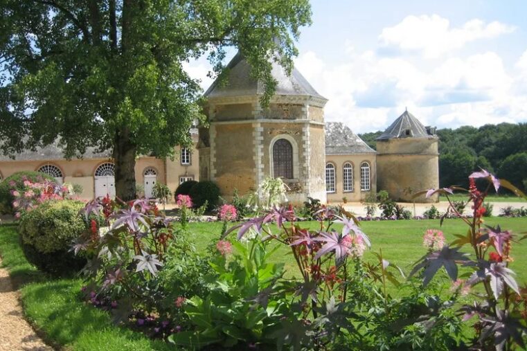 Accessible, sincère et accueillant, le Pays du Mans s’adresse aux voyageurs en quête de sens, d’authenticité et de rencontres. Une destination idéale pour celles et ceux qui aiment comprendre un territoire autant que le parcourir, loin des clichés et des sentiers trop balisés.