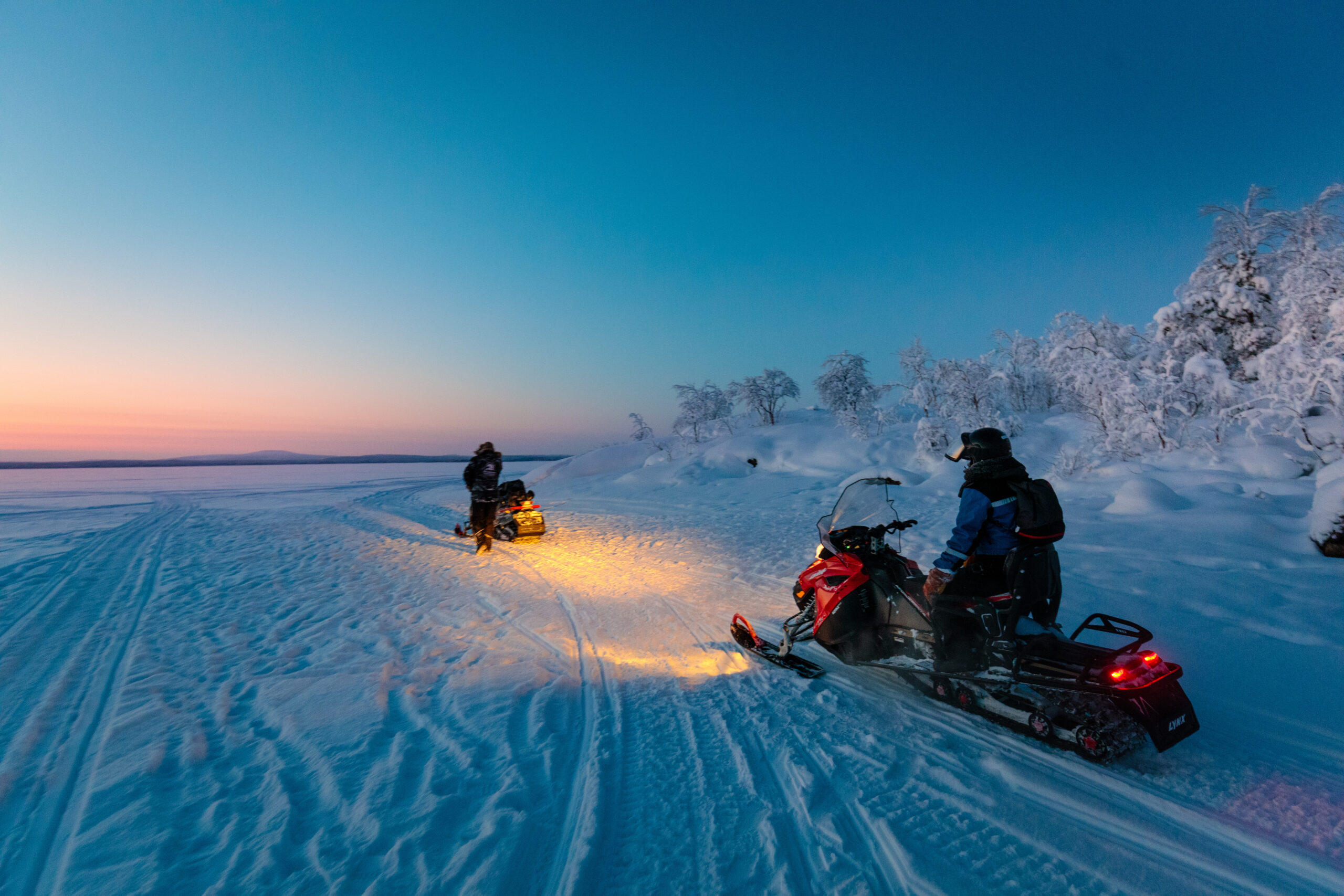 Sortie en motoneige à l'aurore 