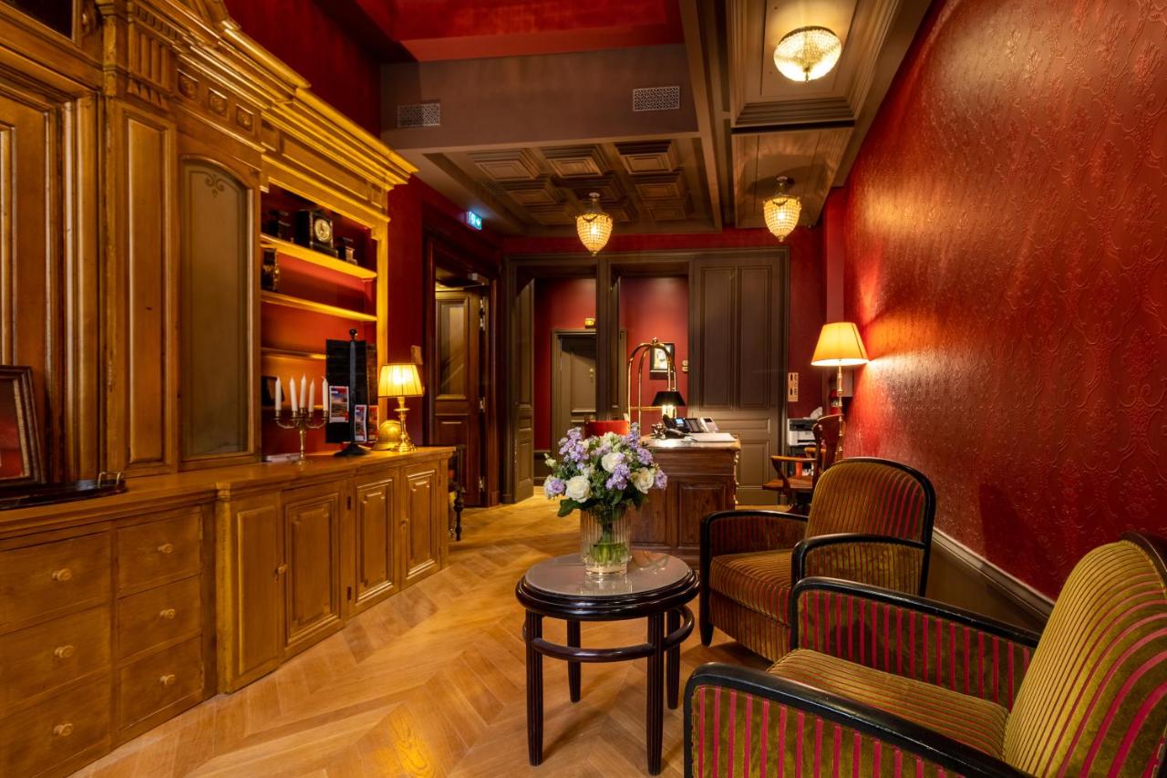 Hall de réception de l'Hôtel Bayard Bellecour Lyon, boiseries et fauteuils vintage
