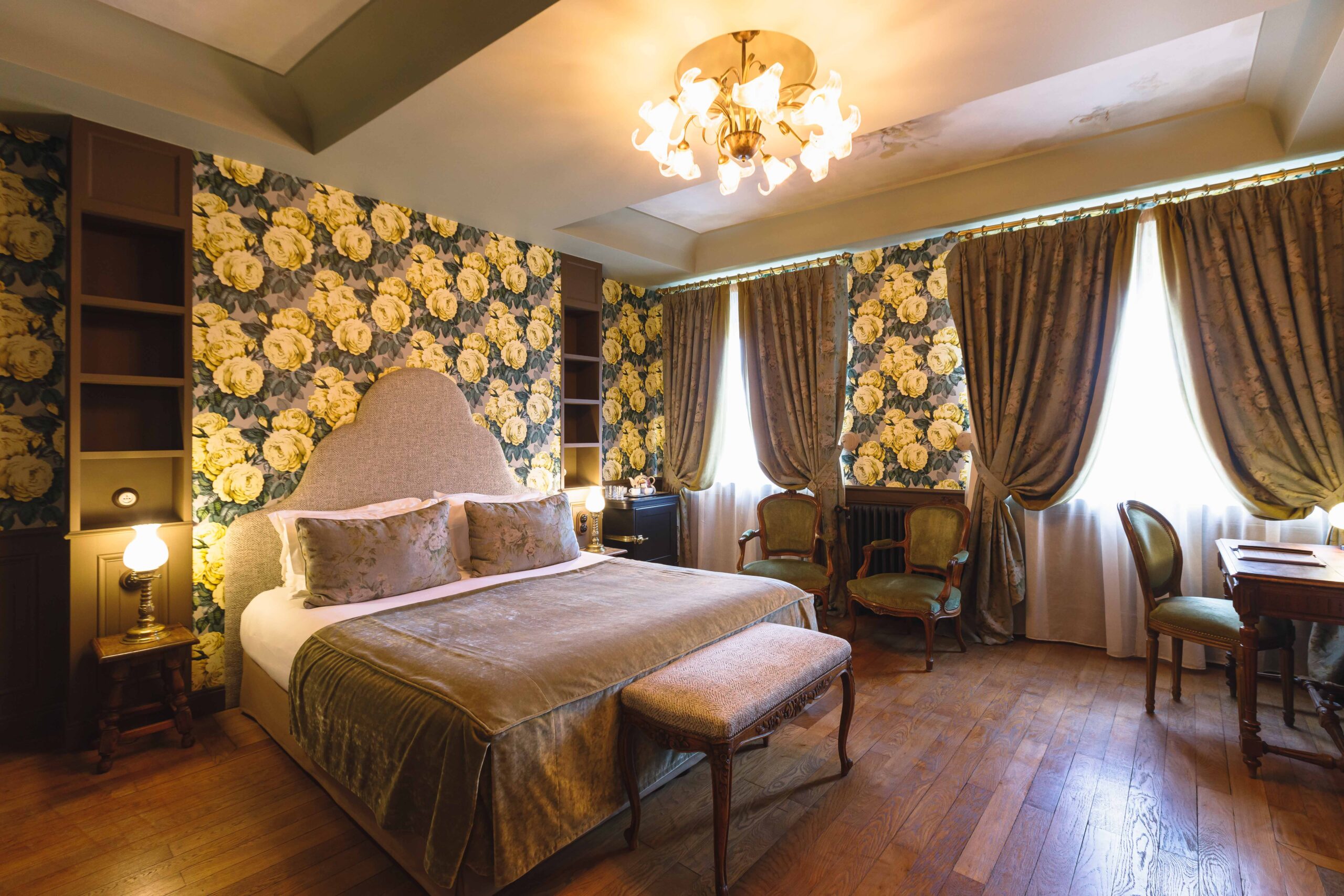 Chambre aux roses jaunes de l'Hôtel Bayard Bellecour Lyon, fauteuils patinés et parquet ancien"