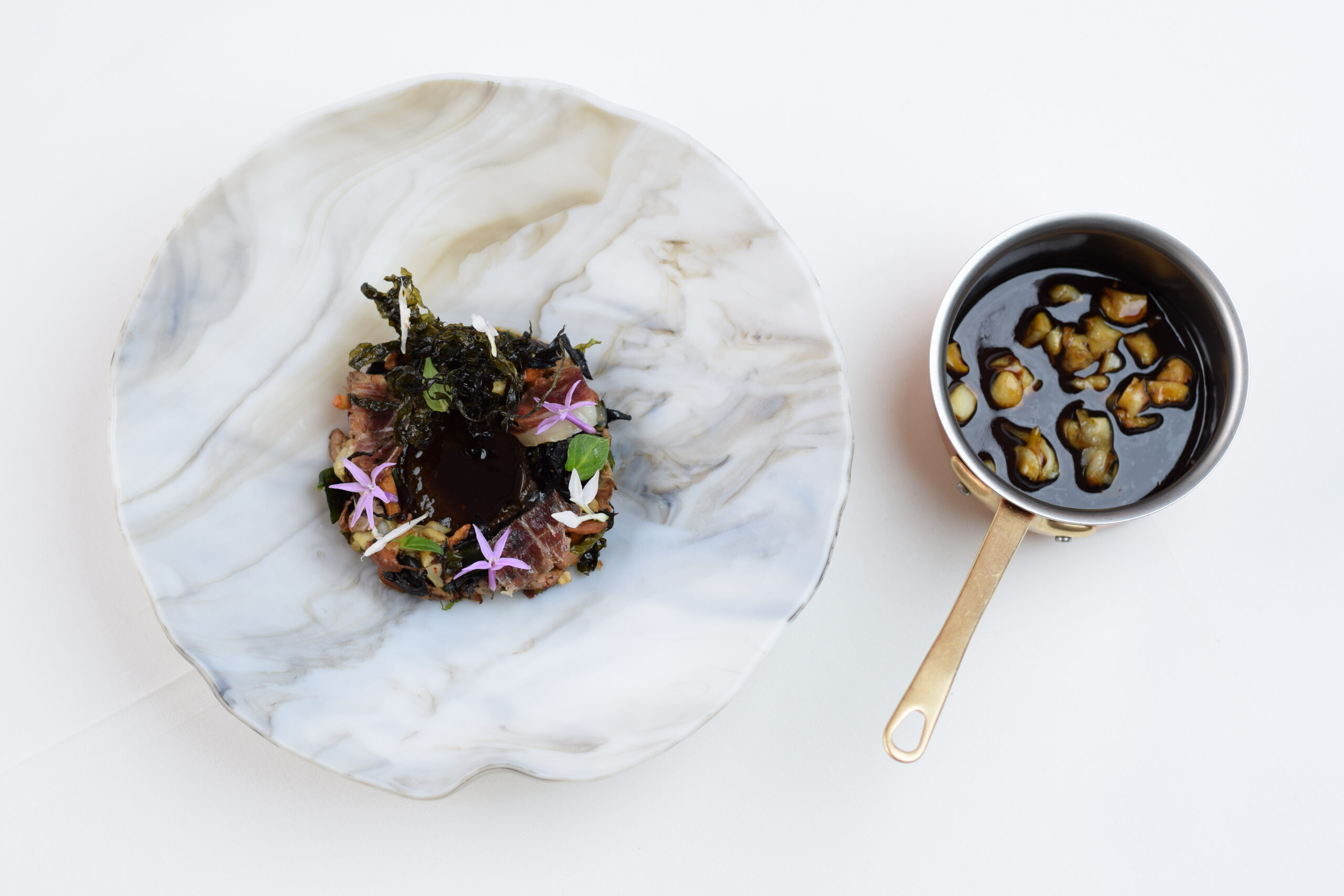 assiette gastronomique terre mer signée Christophe Chiavola au Prieuré Baumanière