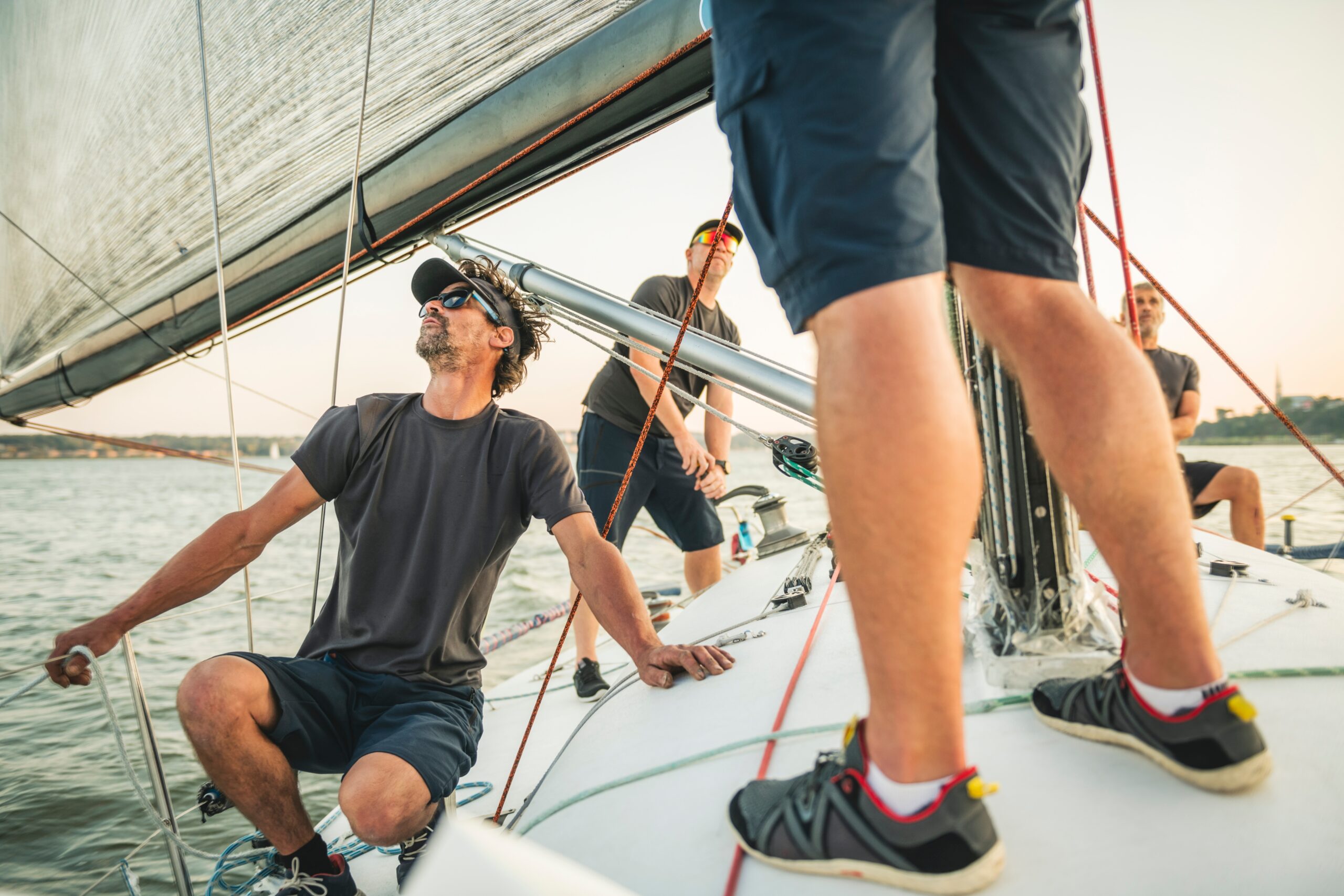 Navigation à voile avec équipage en manœuvre sur un bateau, apprentissage de la croisière