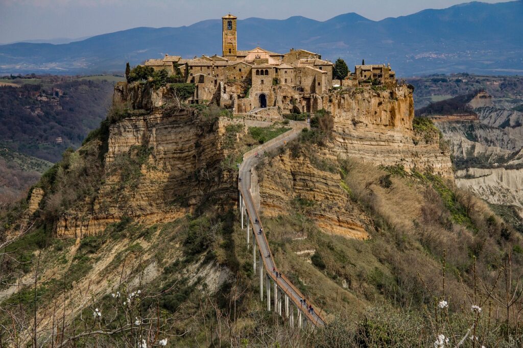 Civita di Bagnoregio village perché sur une colline dans le Latium en Italie