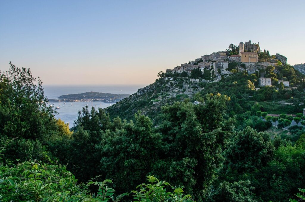 Village médiéval d’Èze perché au-dessus de la Méditerranée sur la Côte d’Azur