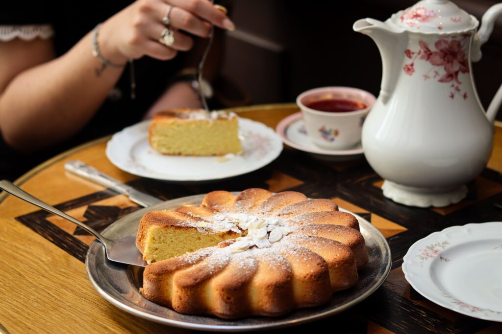 Tea Time de l'Hôtel Bayard Bellecour Lyon, gâteau aux amandes maison et théière à fleurs