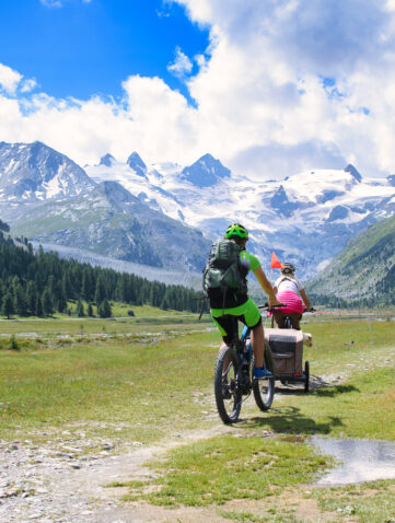 Cyclistes en pleine nature dans les Alpes, voyage à vélo entre montagne et paysages panoramiques