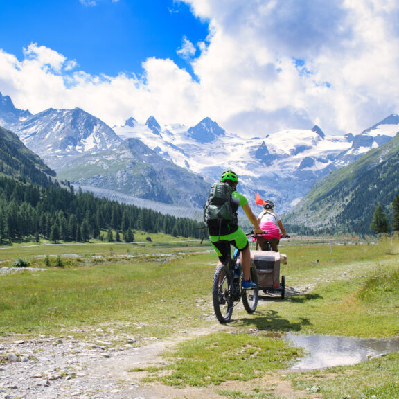 Cyclistes en pleine nature dans les Alpes, voyage à vélo entre montagne et paysages panoramiques