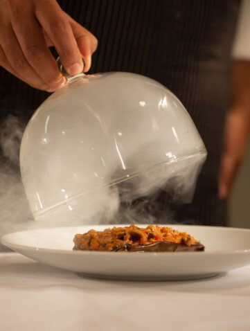 Service sous cloche dans un restaurant gastronomique étoilé, Guide Michelin 2026"