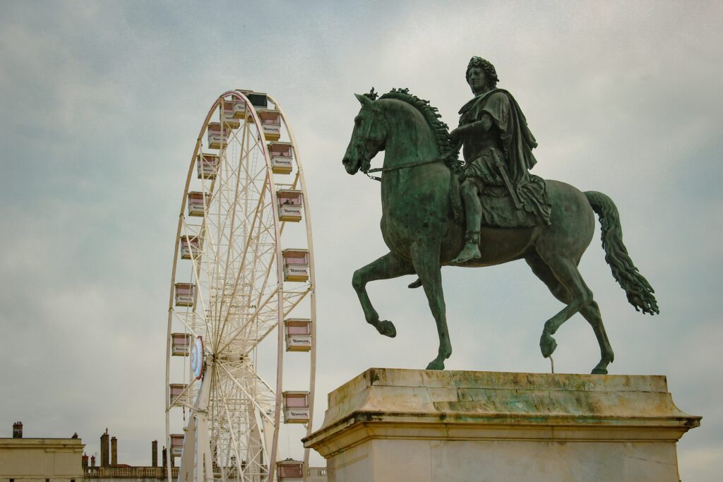 Place Bellecour à Lyon, statue équestre de Louis XIV et grande roue