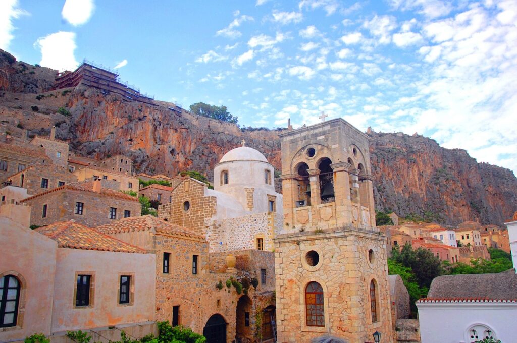 Village médiéval de Monemvasia perché sur un rocher face à la mer Égée en Grèce