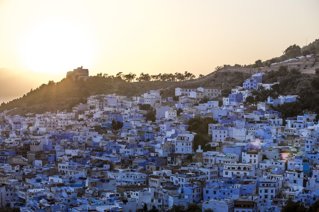 Vue panoramique des maisons bleues de Chefchaouen dans les montagnes du Rif au Maroc