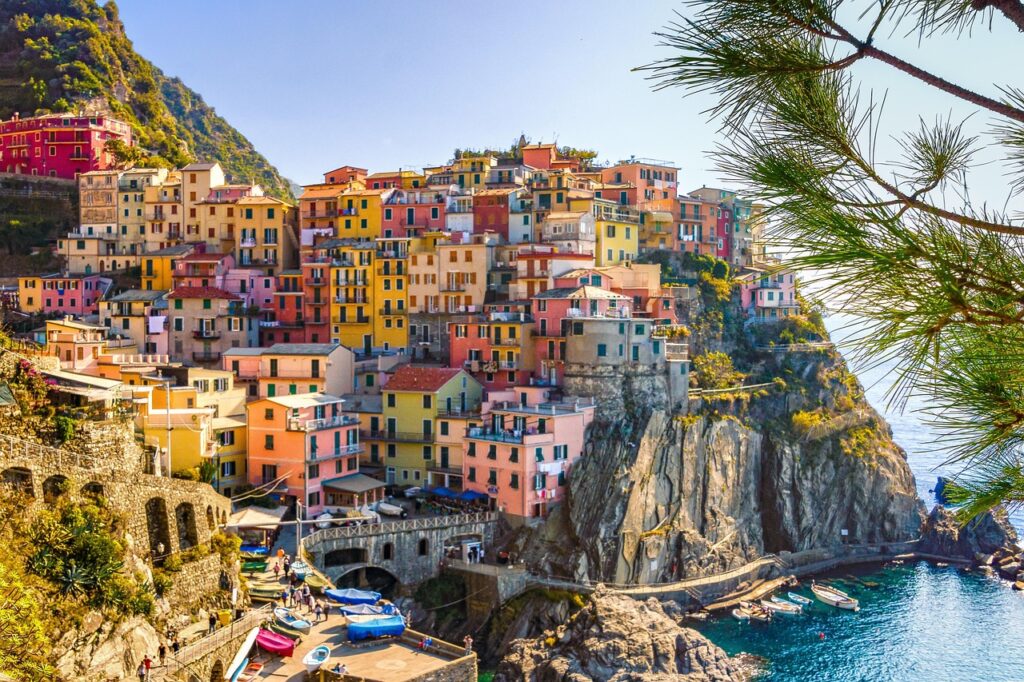 Village coloré de Manarola accroché aux falaises des Cinque Terre en Ligurie en Italie