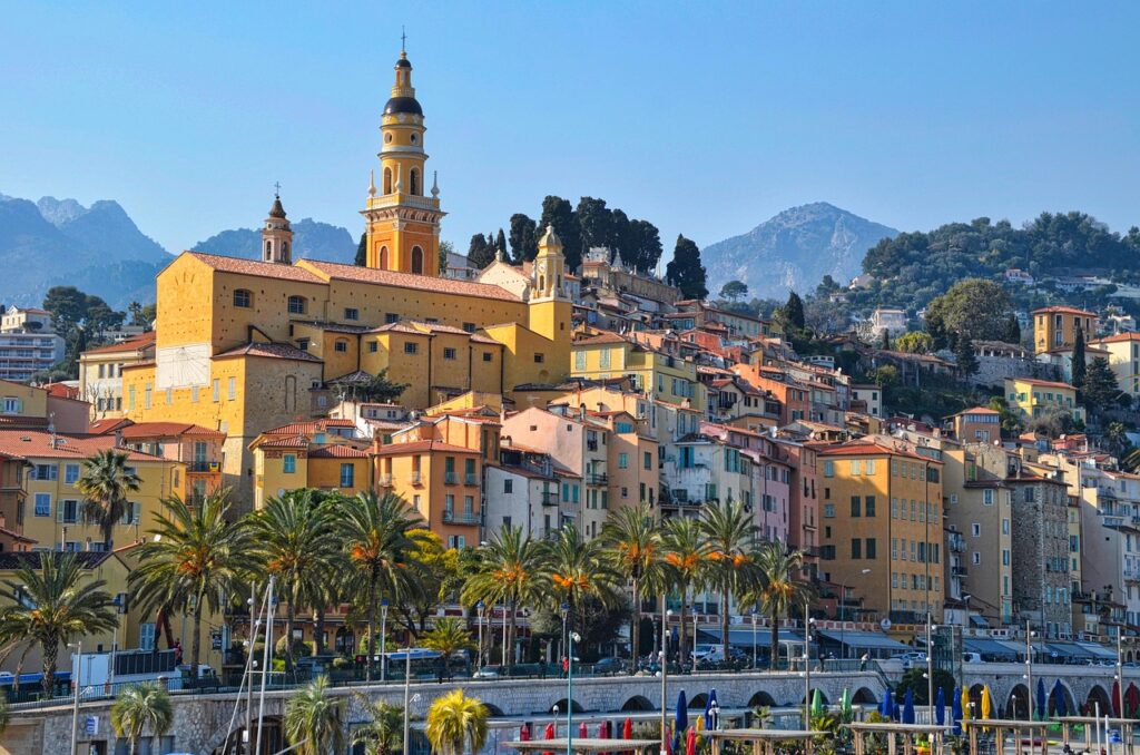 Maisons pastel du vieux Menton dominant la mer Méditerranée sur la Côte d’Azur