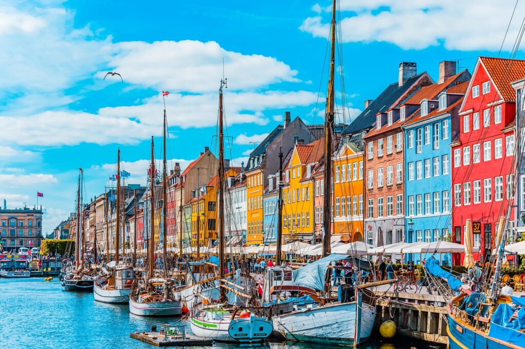 Maisons colorées du quartier Nyhavn le long du canal à Copenhague au Danemark