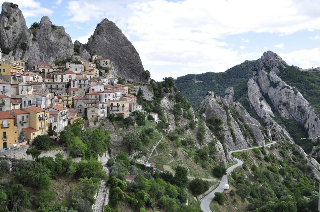 Village de Castelmezzano niché dans les montagnes de Basilicate en Italie