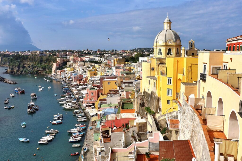 Maisons pastel du port de Marina Corricella sur l’île de Procida dans la baie de Naples en Italie