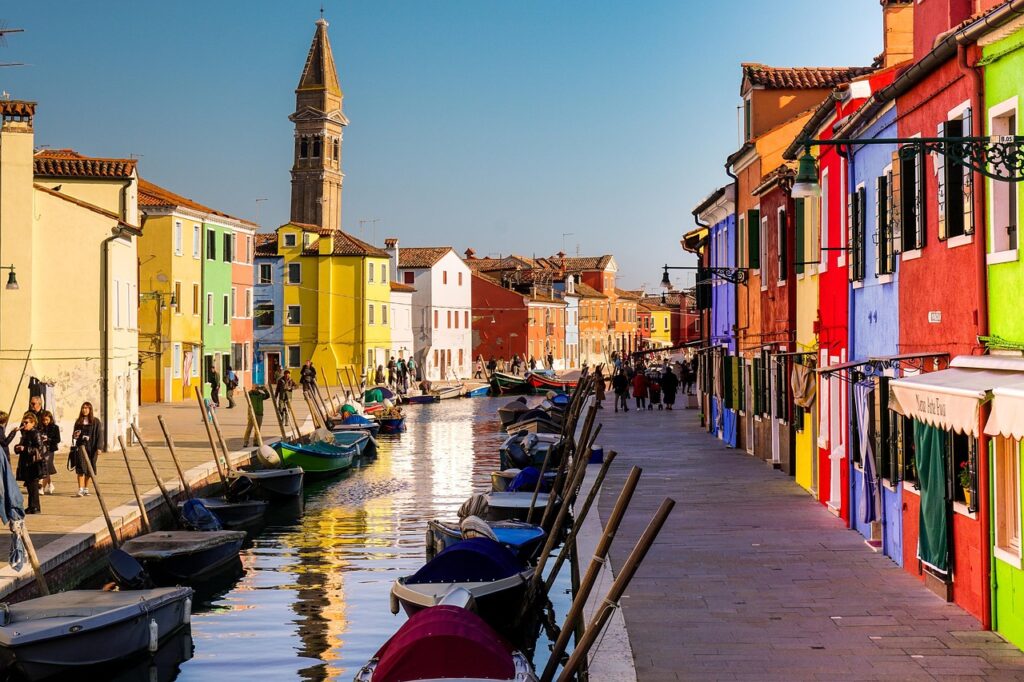 Maisons colorées le long d’un canal sur l’île de Burano dans la lagune de Venise en Italie