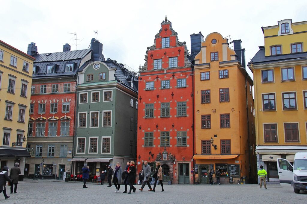Façades colorées de la place Stortorget dans le quartier historique de Gamla Stan à Stockholm en Suède