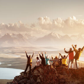 Groupe de voyageurs en randonnée au sommet d’une montagne avec vue panoramique