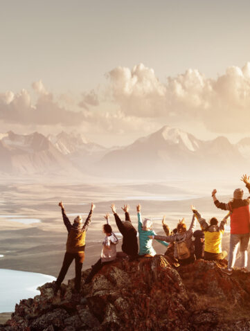 Groupe de voyageurs en randonnée au sommet d’une montagne avec vue panoramique