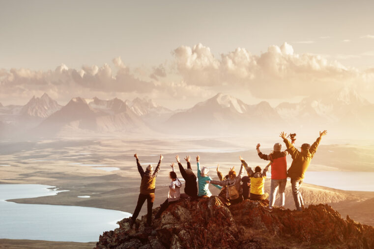 Groupe de voyageurs en randonnée au sommet d’une montagne avec vue panoramique