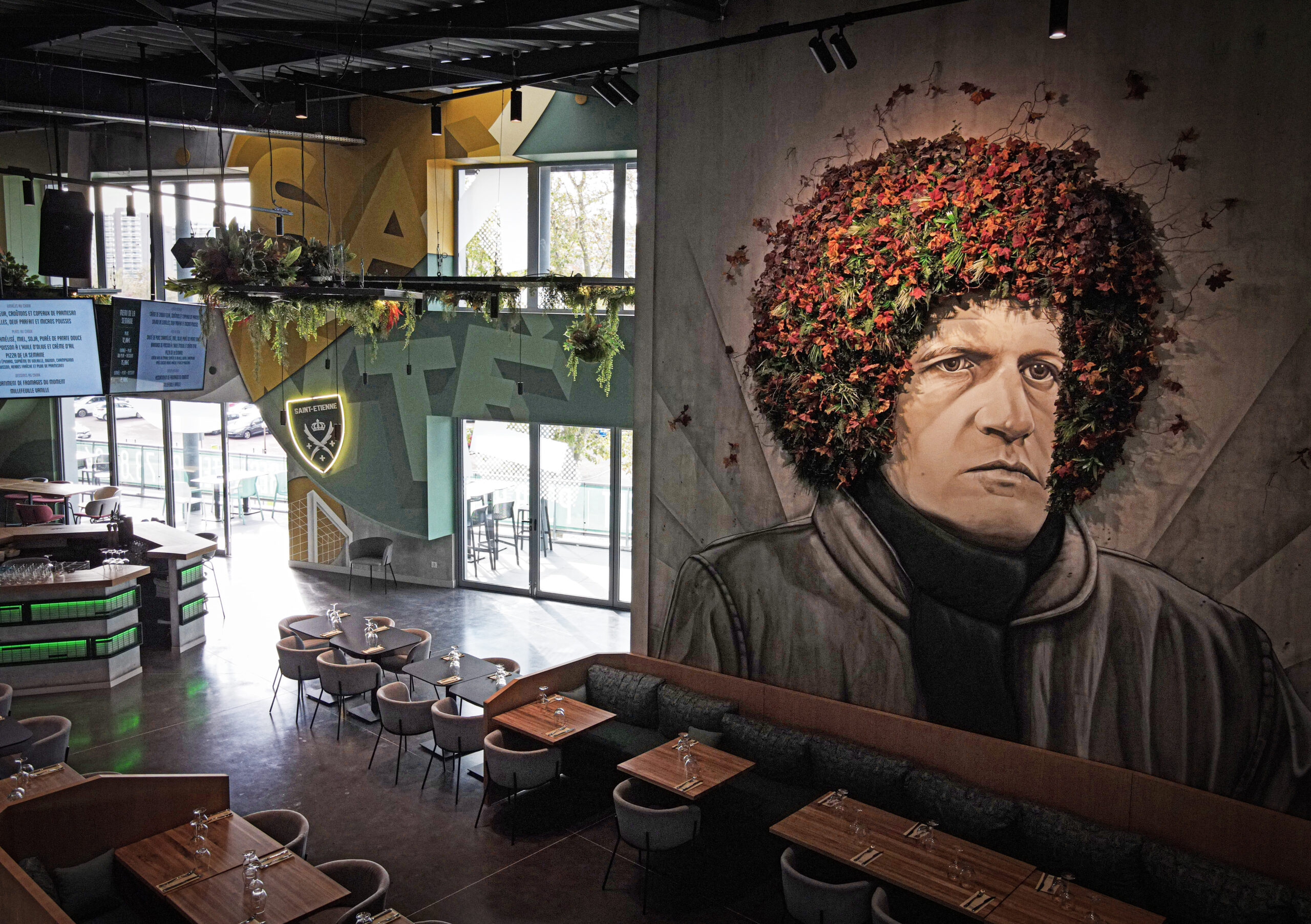intérieur de la Brasserie Geoffroy-Guichard avec fresque murale et espace restaurant à Saint-Étienne