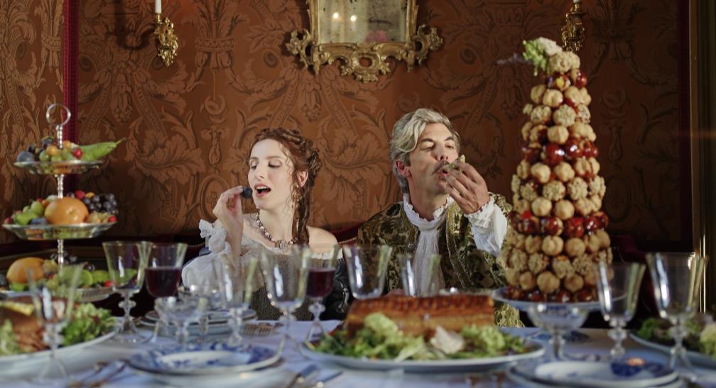 Brunch élégant au château avec table dressée et ambiance XVIIIe siècle en Touraine