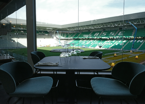 table dressée avec vue sur la pelouse du stade Geoffroy-Guichard à Saint-Étienne