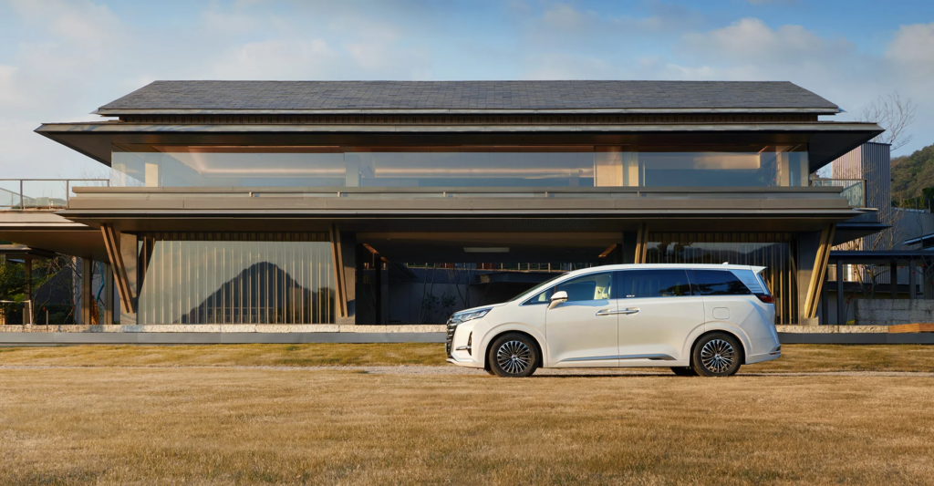 DENZA D9 DM-i monospace hybride rechargeable 7 places en extérieur vue profil