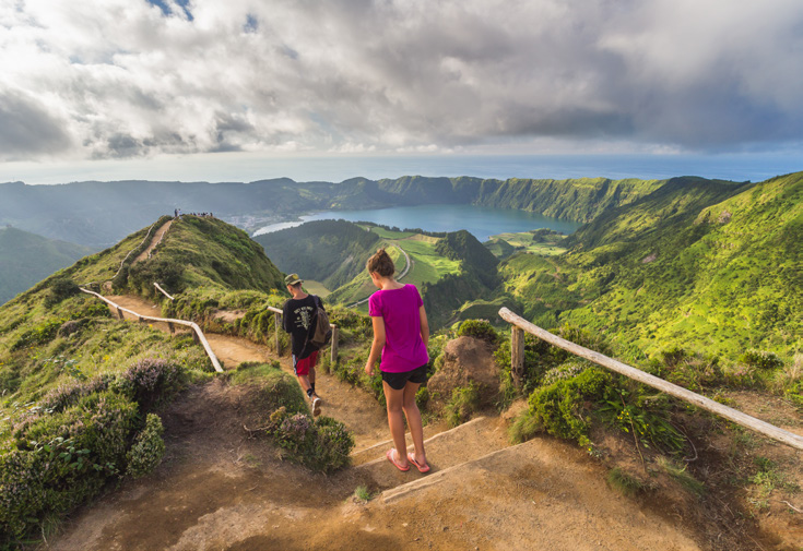 Groupe de voyageurs en randonnée sur un sentier panoramique