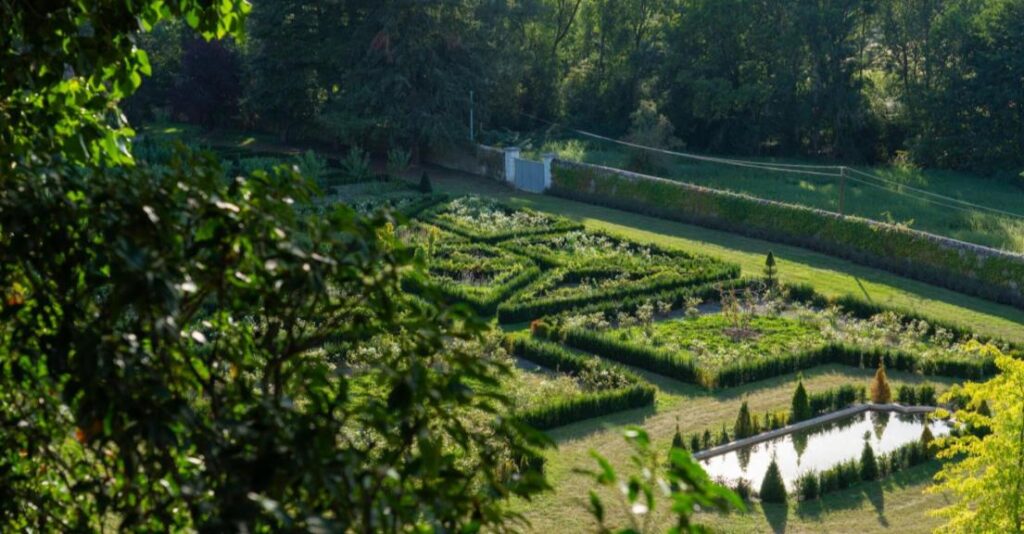 Jardins à la française du château en Touraine avec allées végétales et bassin au cœur de la nature