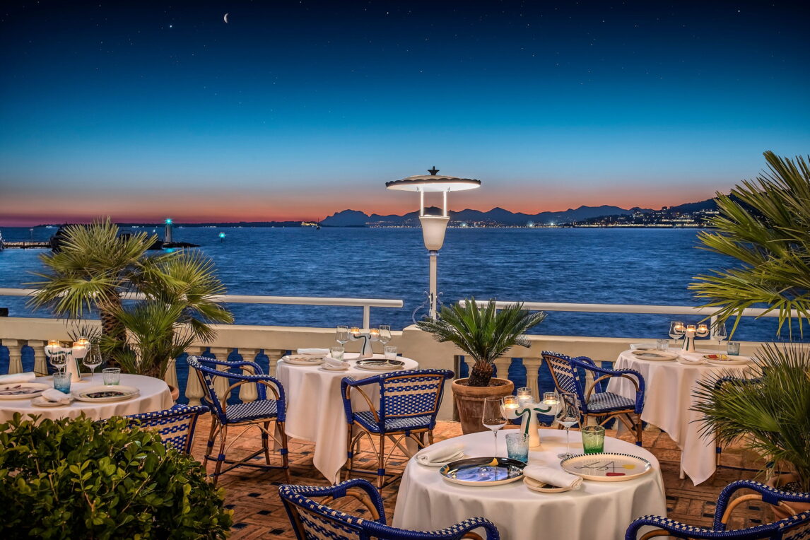 Terrasse du restaurant La Passagère avec vue sur la Méditerranée au coucher du soleil