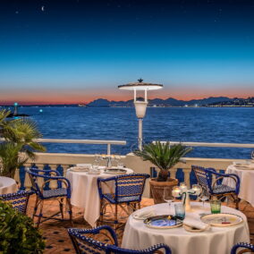 Terrasse du restaurant La Passagère avec vue sur la Méditerranée au coucher du soleil