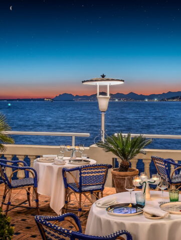 Terrasse du restaurant La Passagère avec vue sur la Méditerranée au coucher du soleil