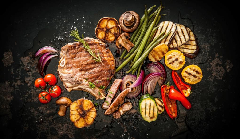 Viande grillée et légumes au barbecue avec cuisson sur braise dans un cadre gastronomique