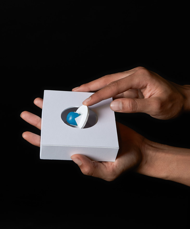 Ouverture d’un objet design symbolisant un rituel d’accueil innovant dans l’hôtellerie contemporaine