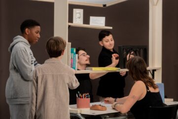 Scène d’échange autour d’une table illustrant une expérience d’hospitalité et de partage lors du projet Toponymie à EquipHotel 2026